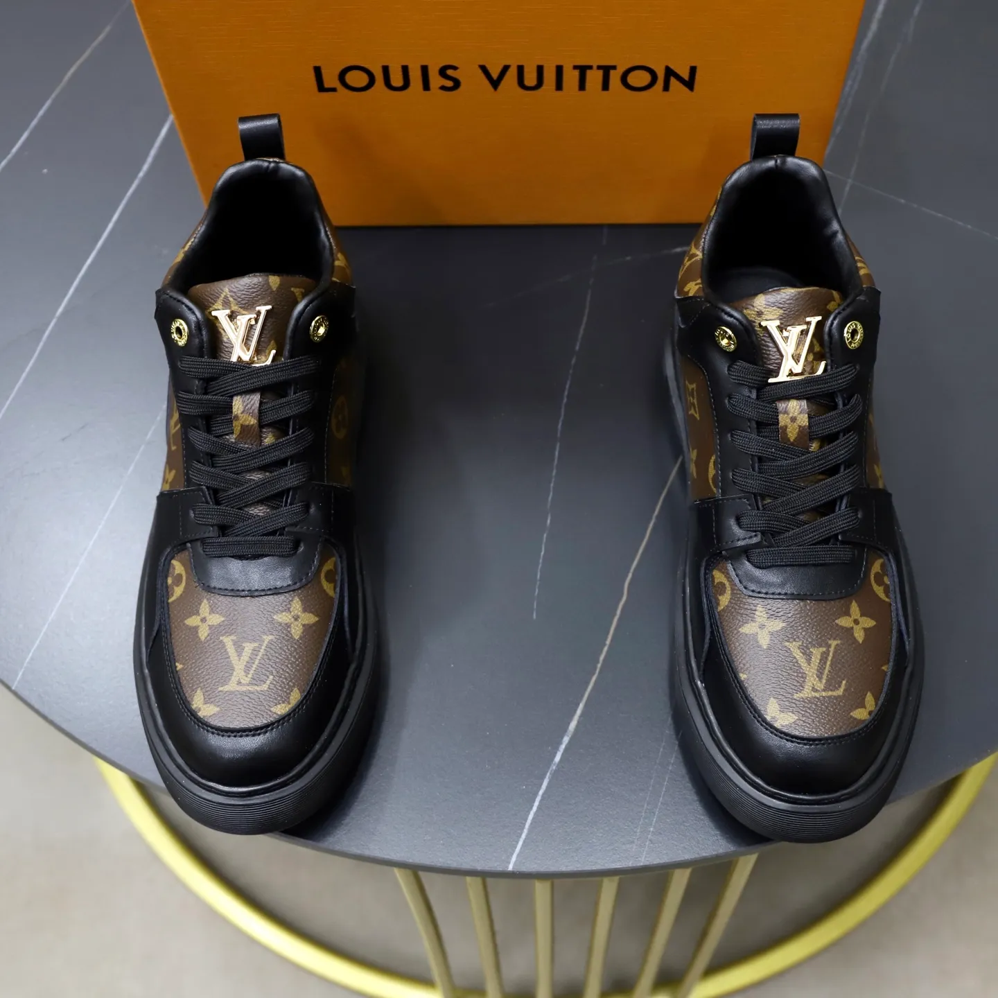 Ex-factory price: 442💰🙅‍♂️🙅‍♂️🙅‍♂️ Brand: LV Louis Vuitton Standard code: 38-44 (45 customized) Grade: Same as the official website Material: Original cowhide material spliced with brand rubber Comfortable and breathable lining Lightweight and wear-resistant sports outsole Style category: Men's fashionable casual shoes Running sneakers Distinguished luxury brand elements Top luxury color: actual picture color